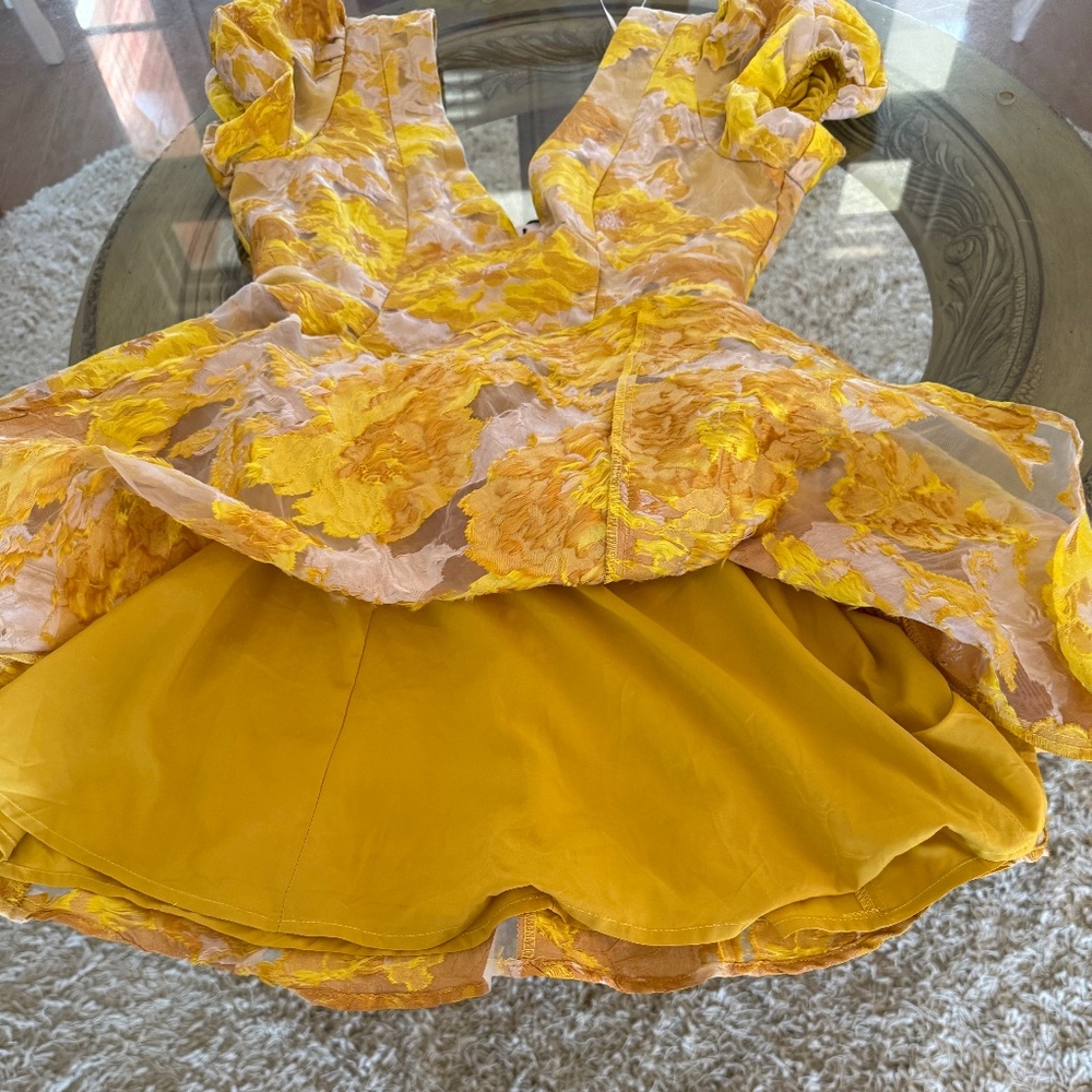 Showpo Brailey Jacquard Puff Sleeve Mini Dress Yellow Floral 6 NWT Babydoll - Picture 6 of 12